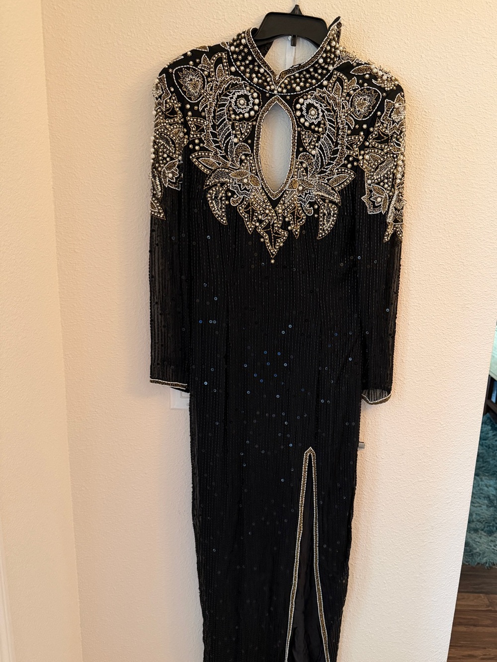 Elegant De Oscar Collection Black Long-Sleeve Evening Gown with Gold Embellishme - Picture 7 of 9